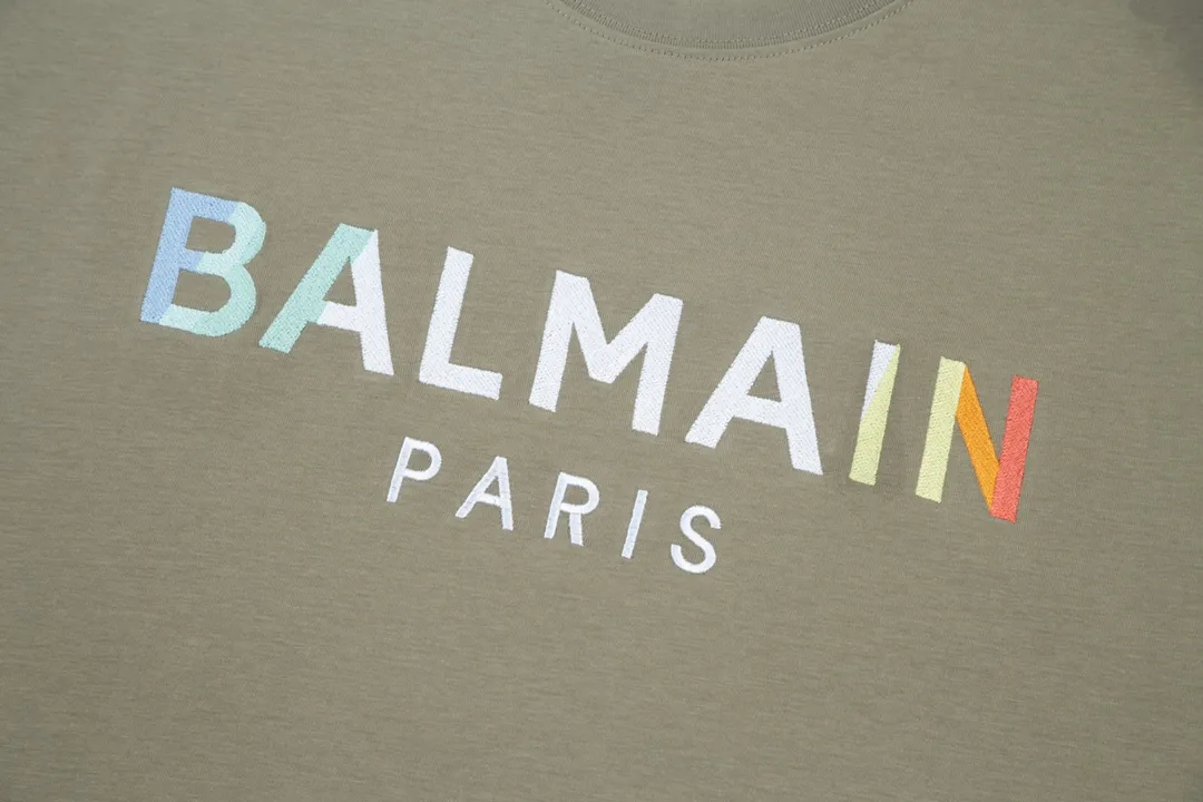BALMAIN Color gradient effect letter embroidery🪡 The large logo is exquisitely upgraded, inspired by Retro original fabrics in the 1980s. Official Same Style short-sleeved T-shirt. Customized. Gram-dyed fabric. Very comfortable to the touch. Latest brick cabinet synchronization for spring and summer. Fashionable and personalized. Super Versatile and good-looking. Very suitable for both men and women. Must-have style. Tag. Collar label. Washed wheat. Three labels complete. Color: Dark Coffee Brown Size: XS~L